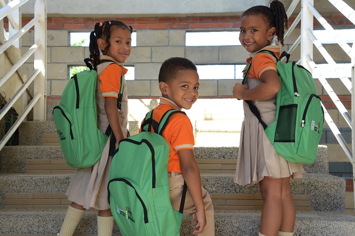 Primera dama comenzó la entrega de 5.000 kits escolares a niños del Distrito