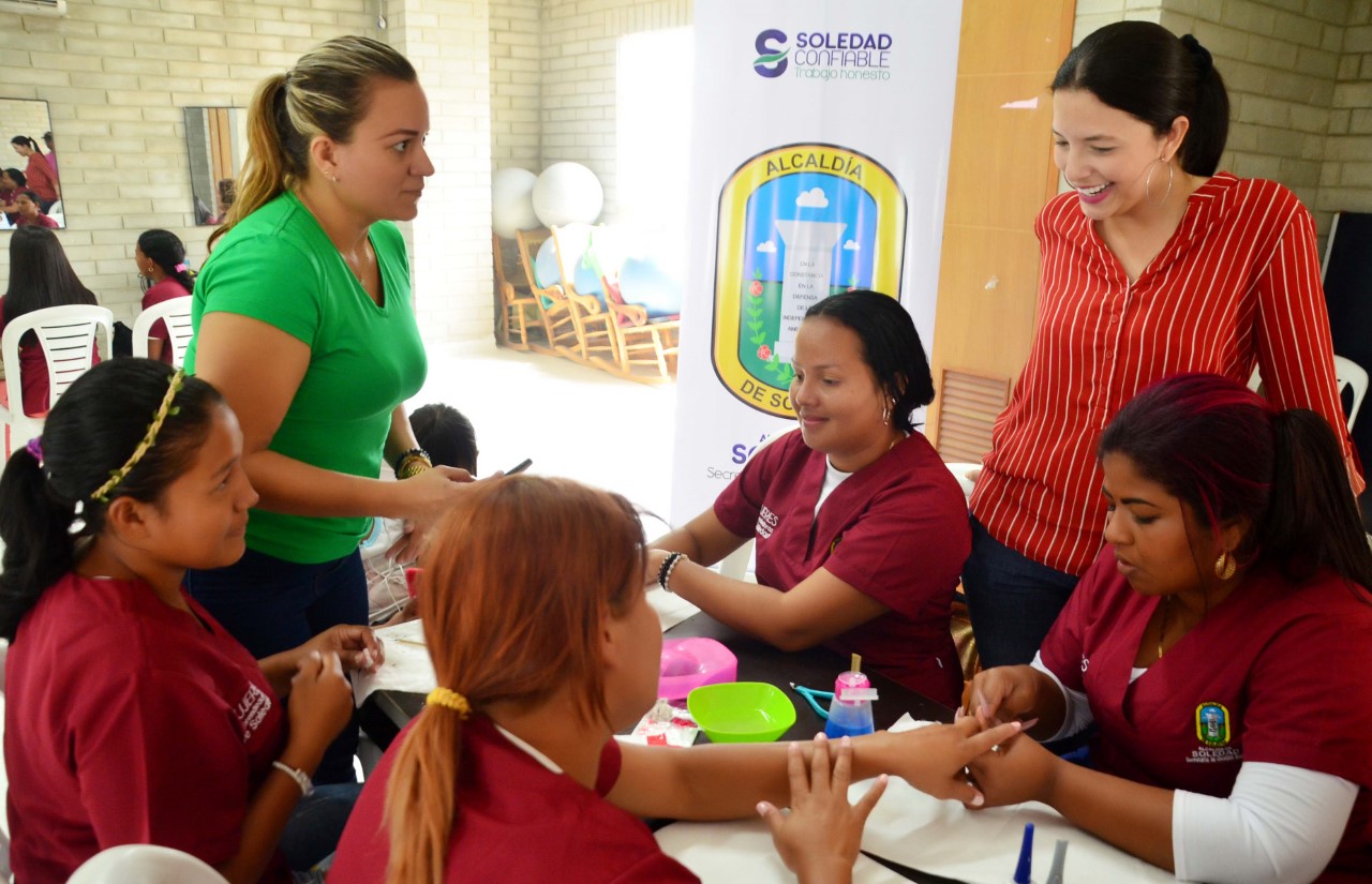 Alcaldía de Soledad capacita a mujeres recicladoras en técnicas de belleza