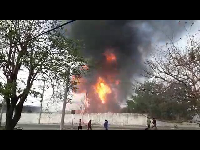 Impresionante incendio en deposito de pinturas de Soledad