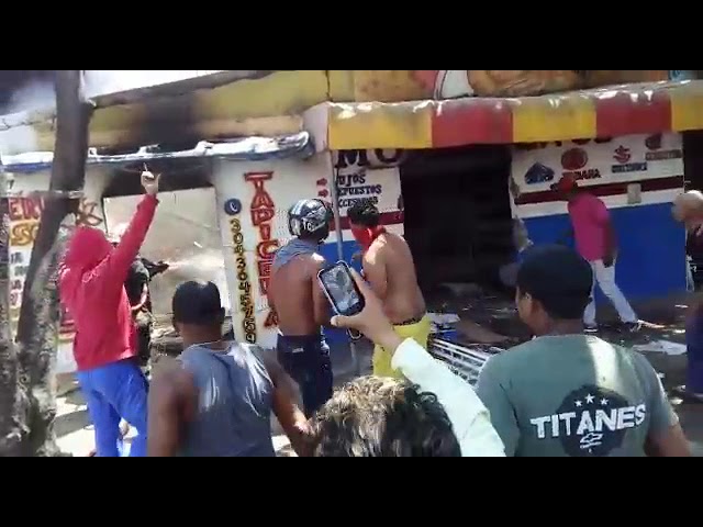 llamas de 3 metros consumieron una bodega en Soledad