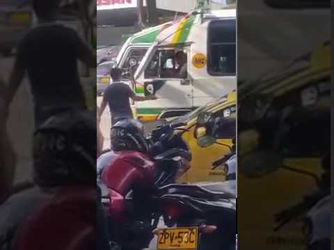Violento enfrentamiento entre conductores de bus