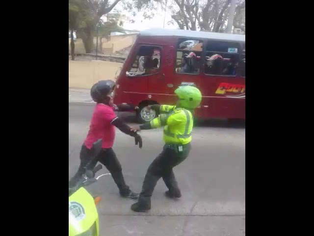 Motociclista se enfrentó a trompadas a policía de tránsito en Barranquilla