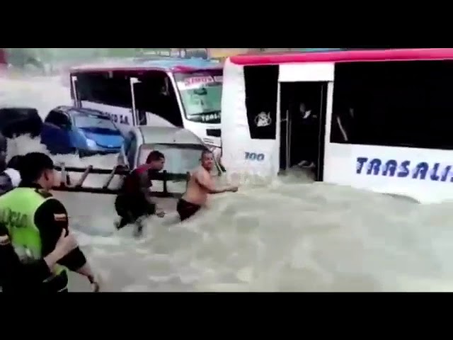 Dramático rescate de pasajeros de bus en arroyo de la 43