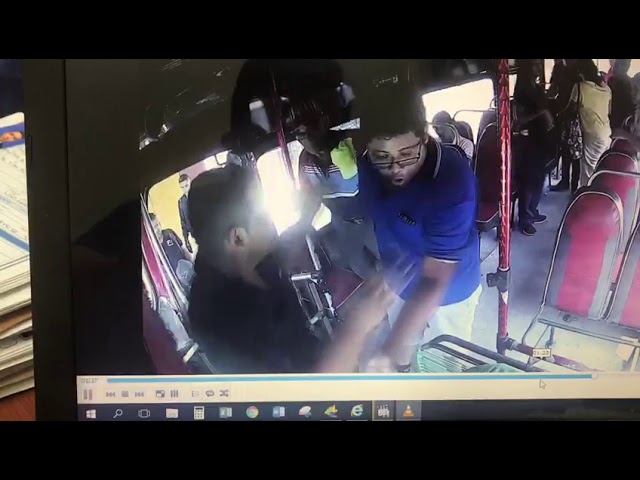 Terrible agresión de un padre y sus dos hijos al  conductor de un bus