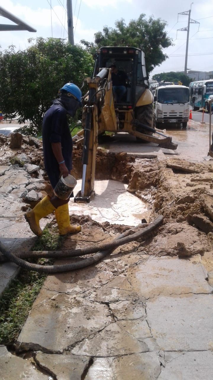 Sin agua 30 barrios por reparación de fuga de agua
