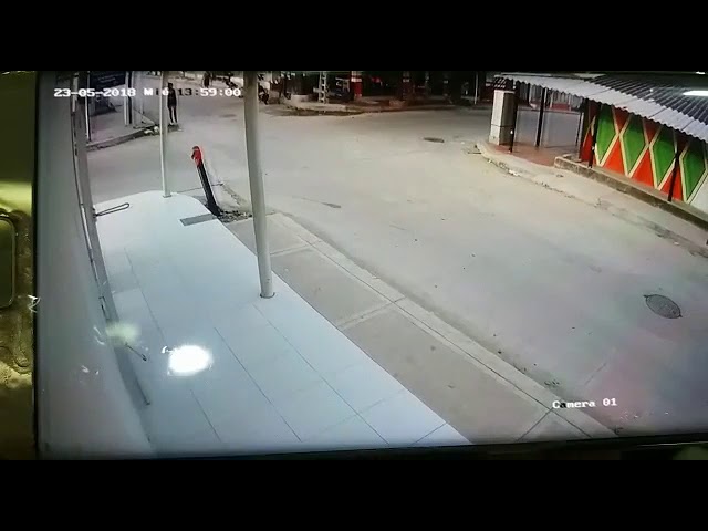 En vídeo: impresionante accidente entre un bus y una moto