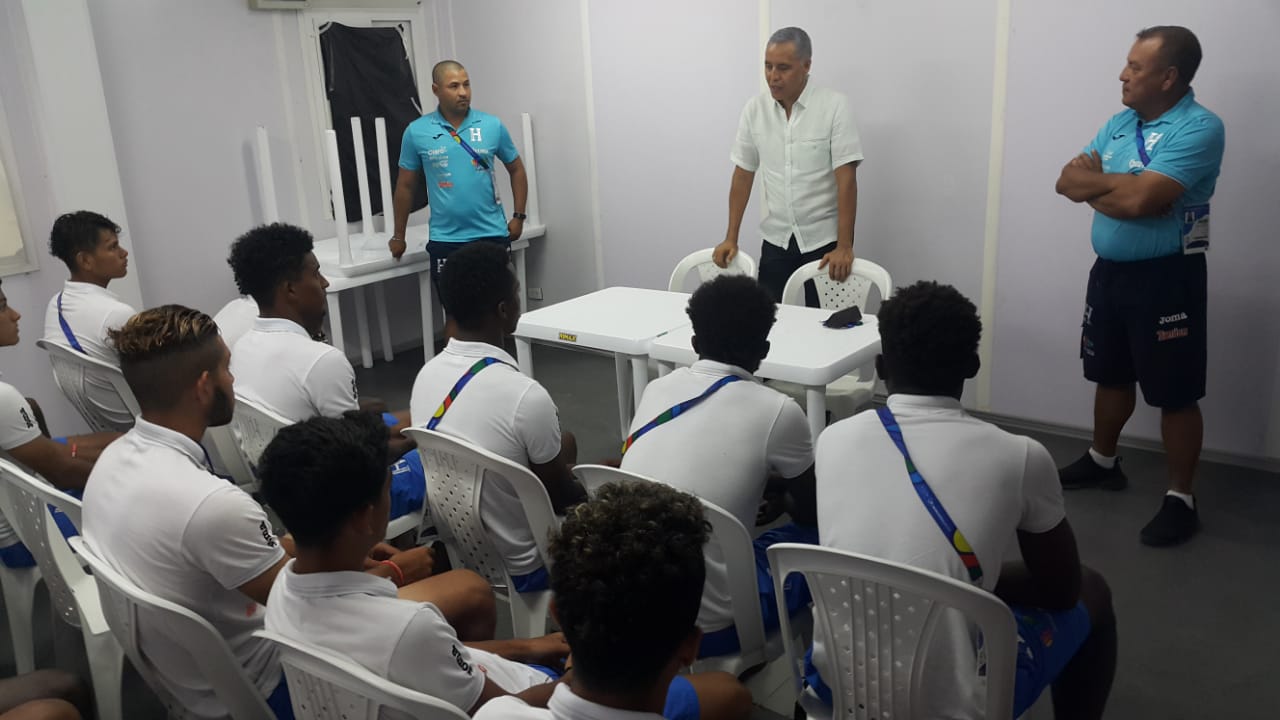 Alexis Mendoza visita al seleccionado hondureño