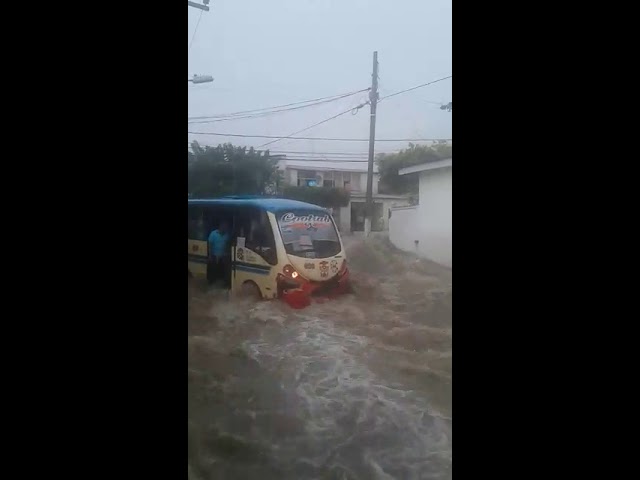 Comunidad rescató a pasajeros que quedaron en medio del arroyo