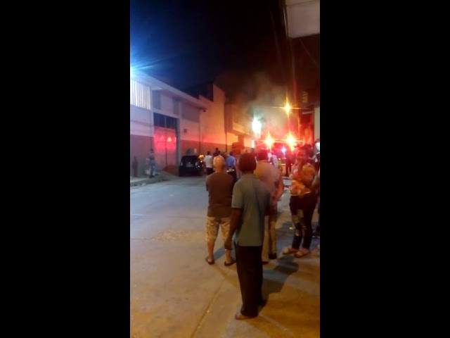 Dos bomberos heridos tras incendio en bodega del barrio Chiquinquirá