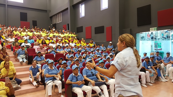 800 abuelitos se gozaron gimnasiada del adulto mayor