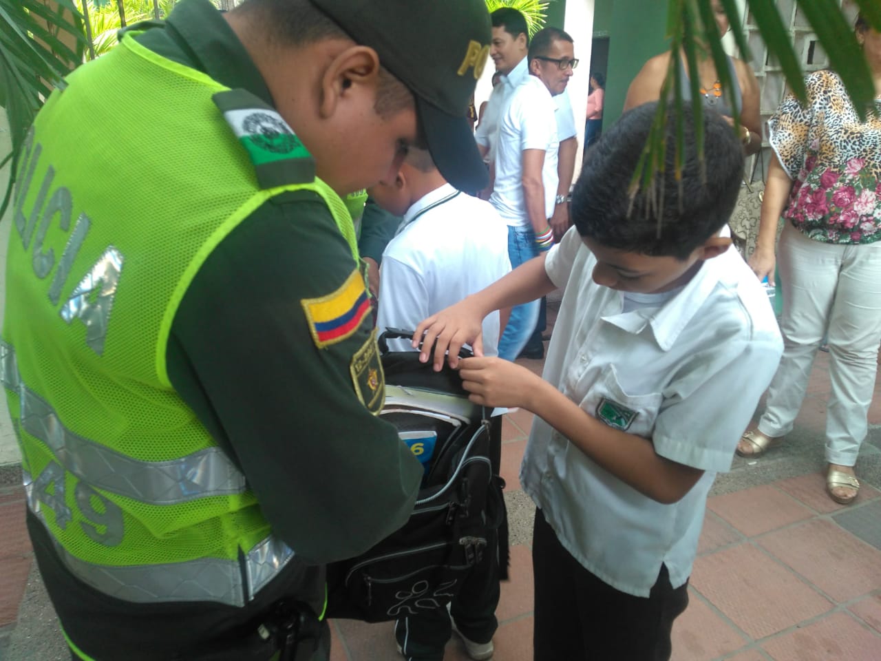 Policía nacional realiza estrictos controles a diferentes instituciones educativas