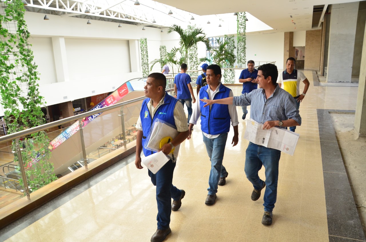 Edumas  inspecciona obras en construcción en Soledad