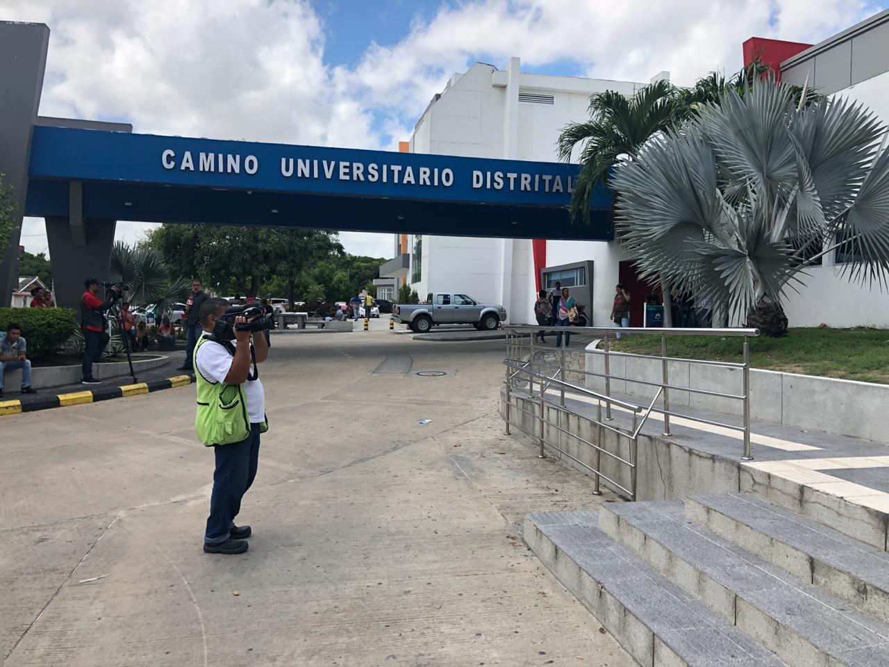En UCI adolescente herida con bala perdida