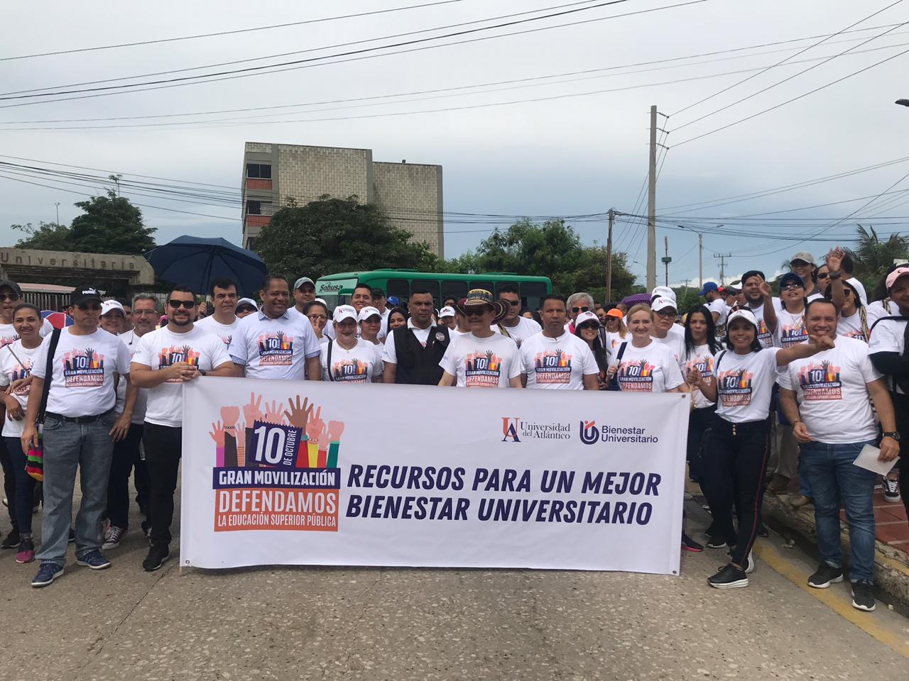 Miles de estudiantes marchan por las universidades públicas de Colombia