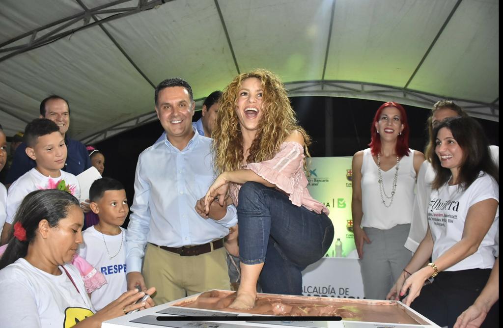 SHAKIRA COLOCÓ LA PRIMERA PIEDRA DE COLEGIO EN NUEVO BOSQUE