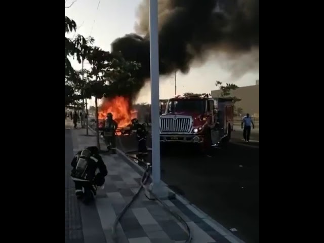 Se incendió una ambulancia en la avenida del Rio