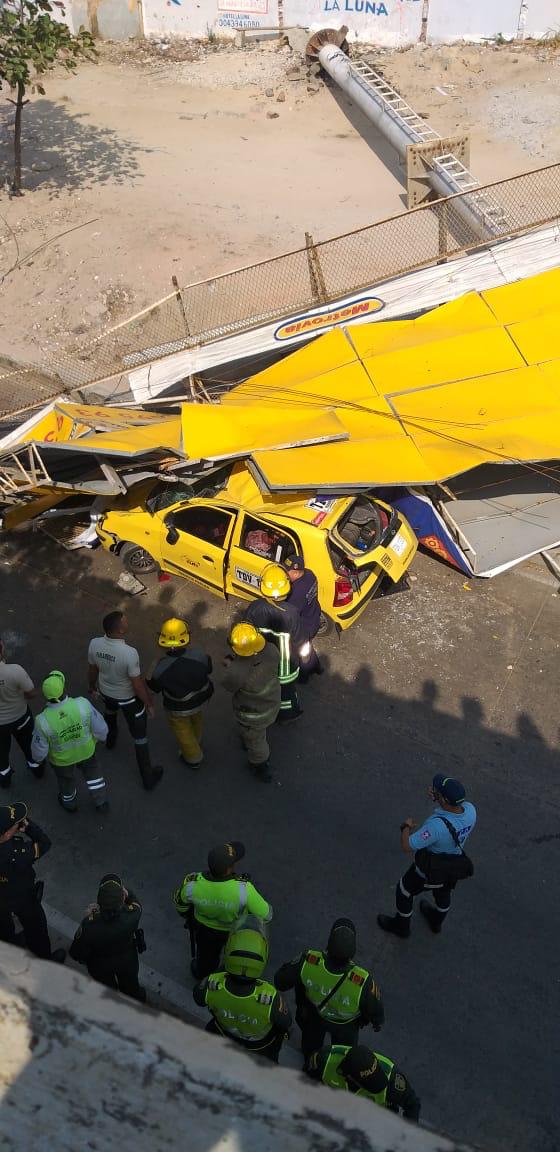 Identifican al taxista que murió al caerle valla publicitaria