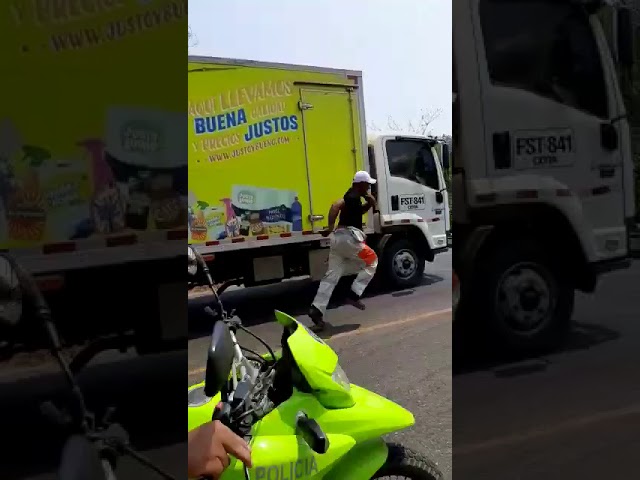 Intentan saquear camión de Justo y Bueno que se volcó en Malambo