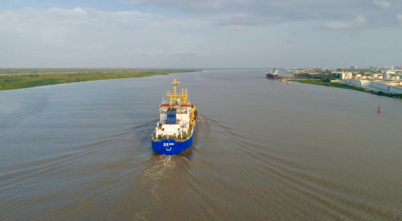 superada situación con un buque en Bocas de Ceniza