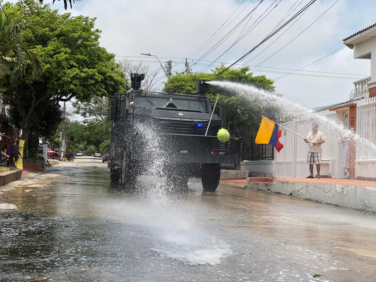Con tanqueta policía desinfecta el sur de la ciudad.