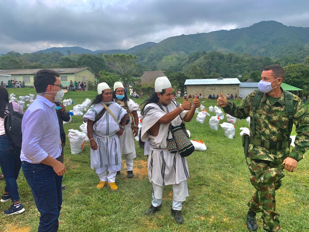 Ejército Nacional apoyó en la entrega de 600 mercados a comunidades indígenas en la Sierra Nevada de Santa Marta
