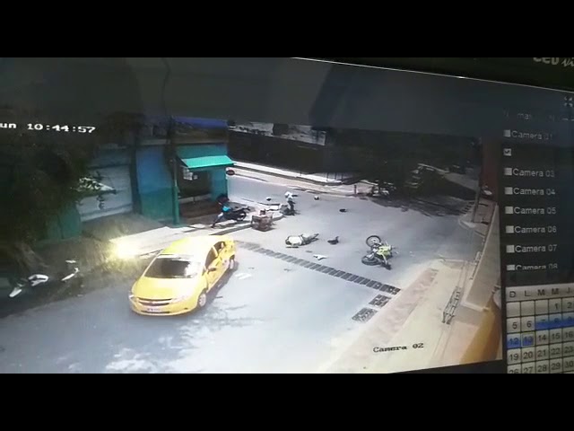 Se salvaron de milagro: chocaron contra un taxi y salieron volando, en San Roque