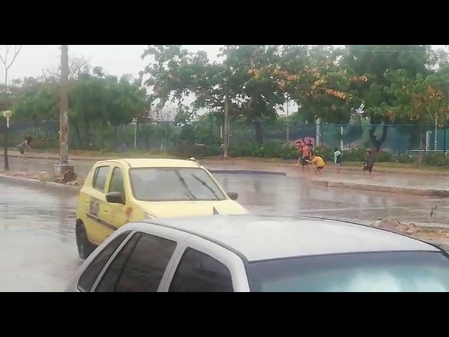 Jóvenes incumplen aislamiento y salen a enfrentarse a piedra bajo la lluvia