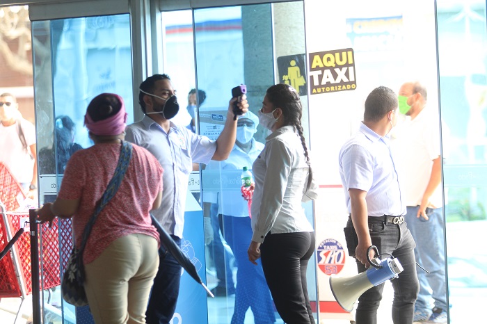 Durante operativos en centros comerciales, Patrulla COVID impuso cierre a Makro por incumplimiento de ‘pico y cédula’