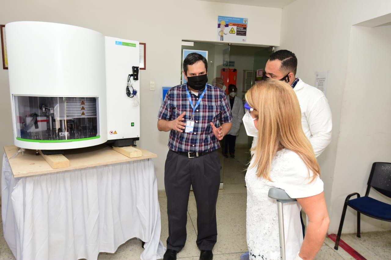 Gobernadora recibió nuevo robot que permitirá procesar 2 mil pruebas diarias en el Atlántico