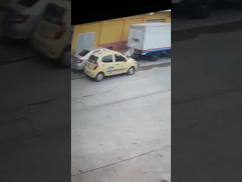 En video: taxi le pasó por encima a una mujer y a su hijo en el barrio San Roque