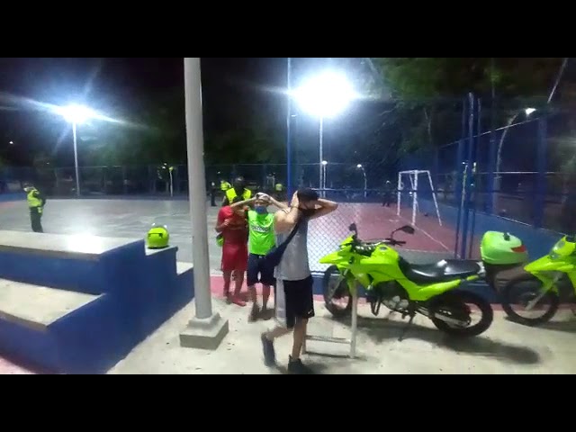 Los pillaron Jugando Futbol sin protección y les sacaron tarjeta roja