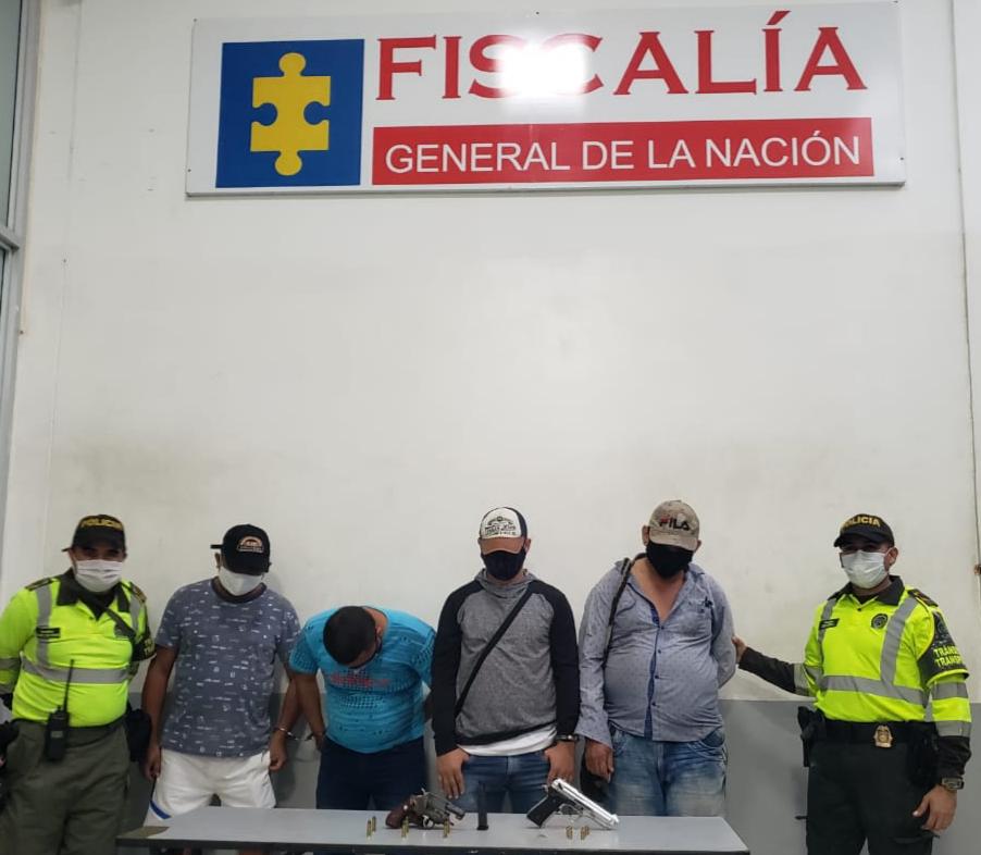 Policía captura a 4 hombres que andaban fuertemente armados