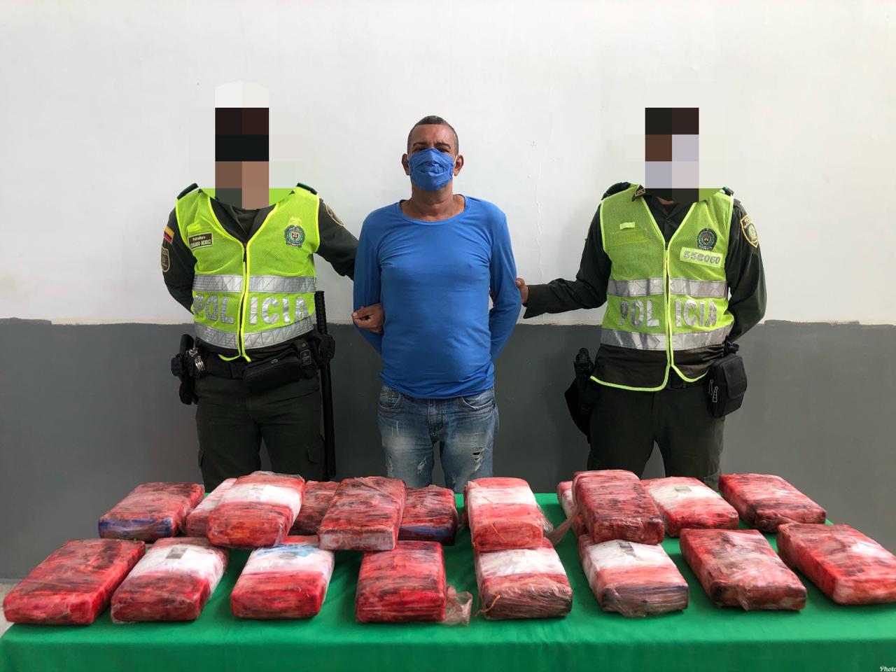 CAPTURAN  UNA PERSONA CON 20 PAQUETES DE COCAÍNA 