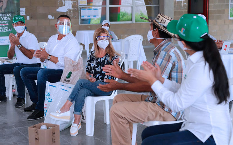 En Juan de Acosta, Gobernadora finaliza maratón de entregas de kits de siembra