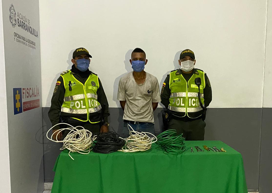 Lo ‘pillaron’ robando cables en el puente Pumarejo