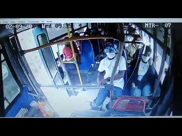 Valiente hombre se enfrentó a un delincuente que segundos antes había apuñalado al conductor del bus