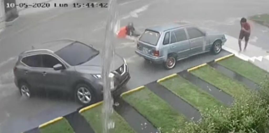 En video: La imprudencia de cruzar un arroyo casi le cuesta la vida