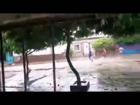 En video: bajo la lluvia se enfrentan a piedra y a tiros
