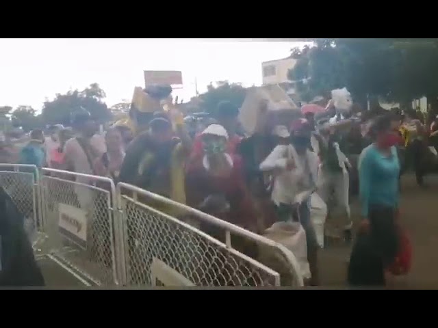 A LA FUERZA Y ANTE NEGATIVA DE PASO POR PARTE DE VENEZUELA, GRUPO DE VENEZOLANOS BUSCA REGRESAR A SU PAÍS