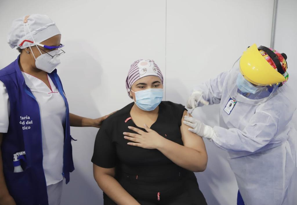 Empezó el proceso de vacunación en el Atlántico con personal médico del Cari