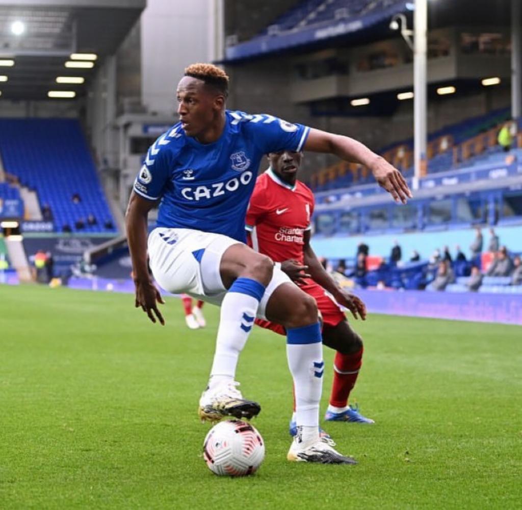 Yerry Mina se perderá el Derby ante el Liverpool