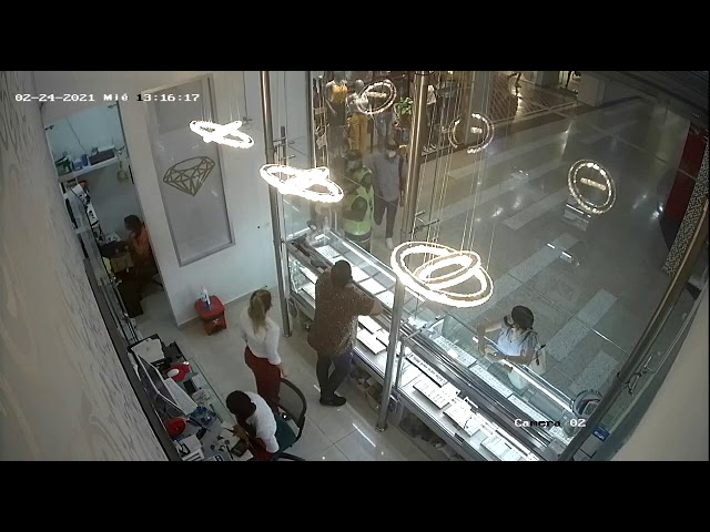 En video: disfrazados de policías, dos delincuentes atracaron joyería