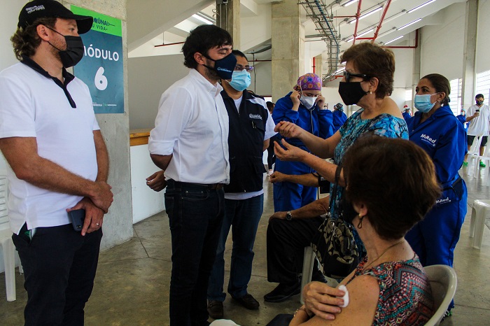 Adultos mayores de 75 años en adelante reciben vacunación COVID-19 en el estadio Romelio Martínez