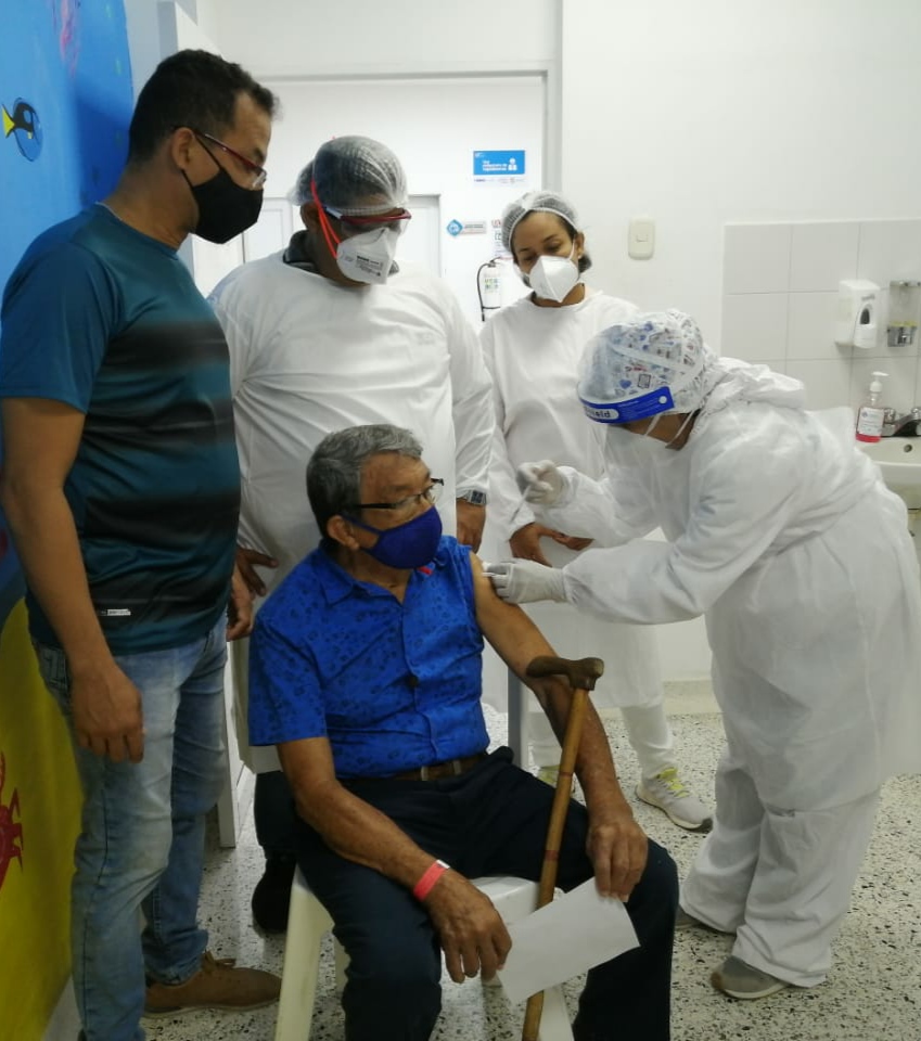 Llamado a adultos mayores de 80 años a vacunarse contra Covid-19 en Soledad