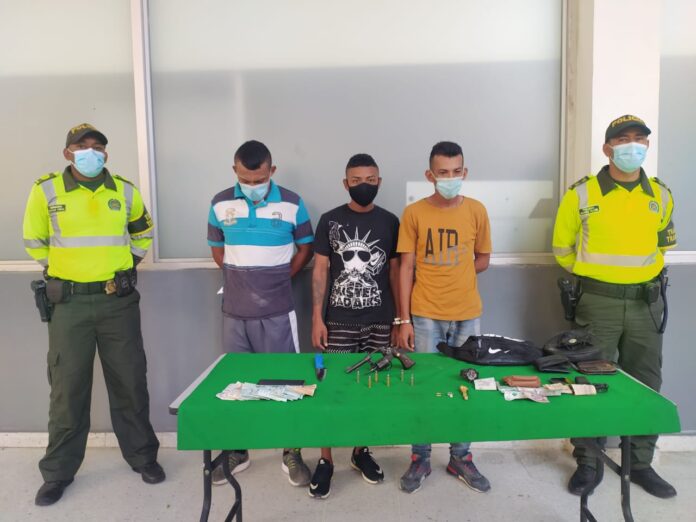 Policía capturó a tres hombre que presuntamente acababan de robar a pasajeros de un bus