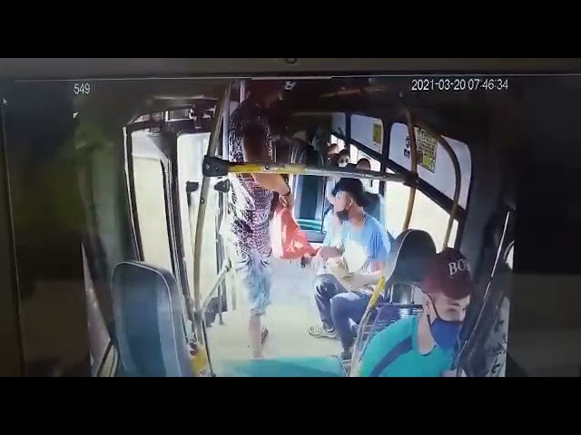 En video: Delincuente hirió a conductor de bus en medio de un atraco