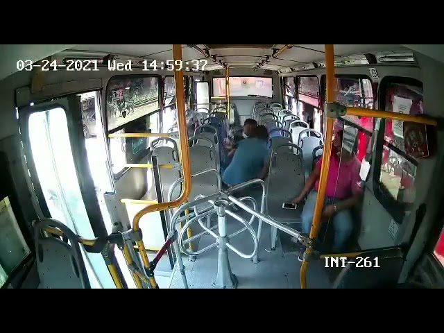 Video registró atraco dentro de un bus urbano