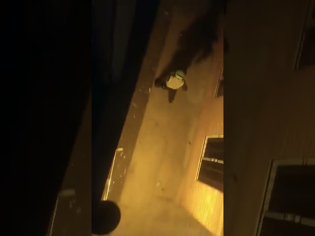 Vándalos reciben a piedra a policías que hacían cumplir las medidas