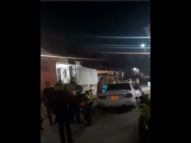 Policías fueron a apagar fiesta y los recibieron a piedras en Nueva Colombia