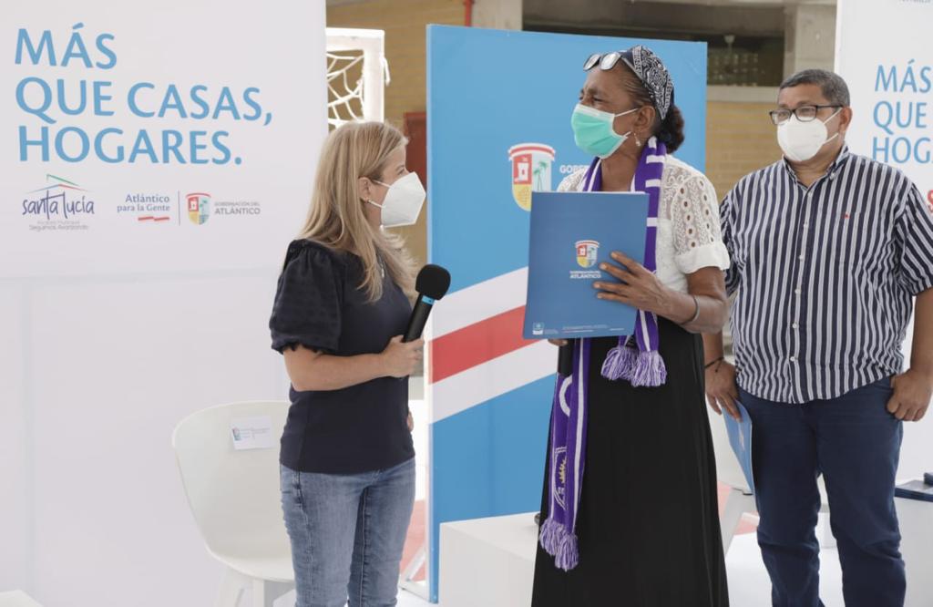Gobernación del Atlántico entrega 426 títulos de vivienda a familias de Santa Lucía y Usiacurí